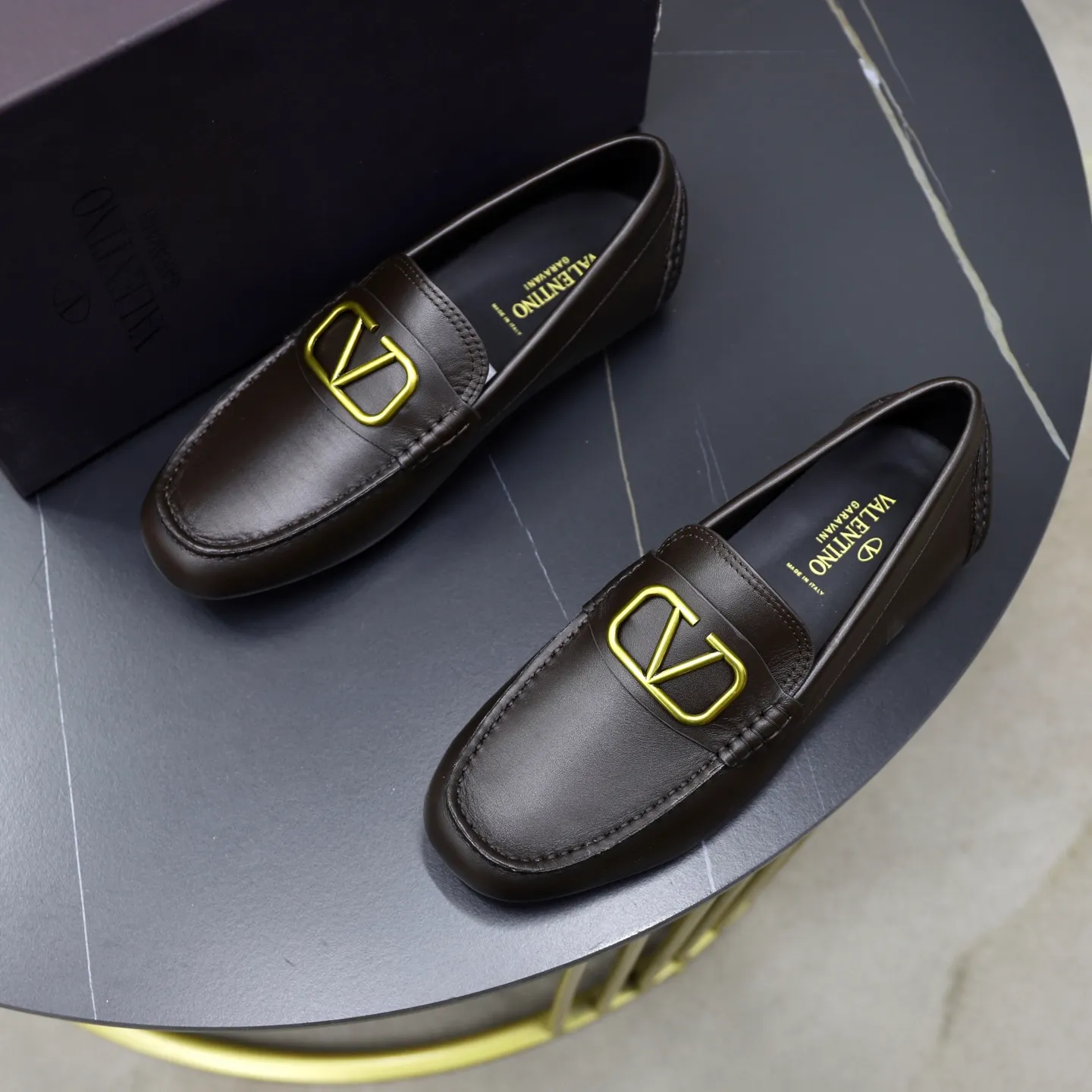 Men's shoes: 640💰VALENTINO, made of imported cowhide with imported water-dyed cow lining, iconic hardware and iconic wear-resistant outsole. 38-45 (customized at 45) VALENTINO packaging All orders enjoy the brand’s iconic product packaging